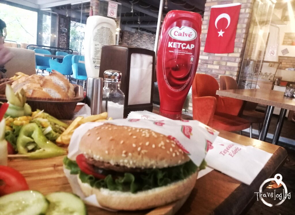 トルコ：ハンバーガー屋で食事