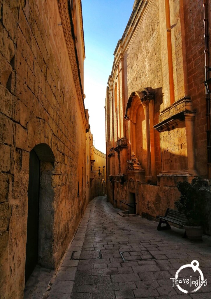 マルタ：高い壁の小道