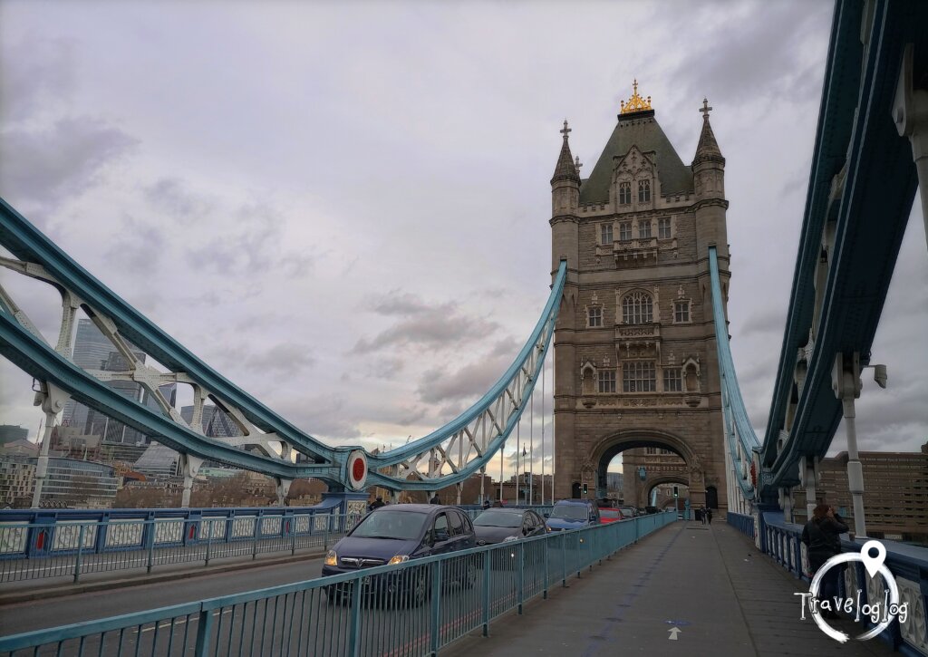 ロンドン：タワーブリッジとくもり空
