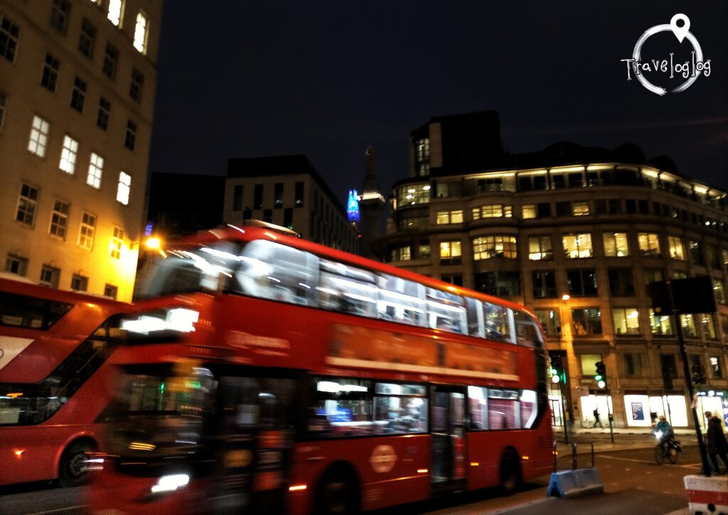 ロンドン：夜の二階建てバス
