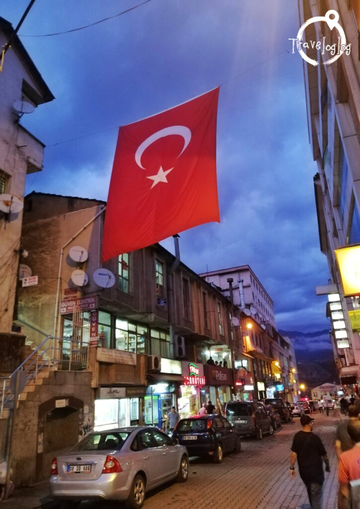 アルトヴィン：掲げられたトルコ国旗