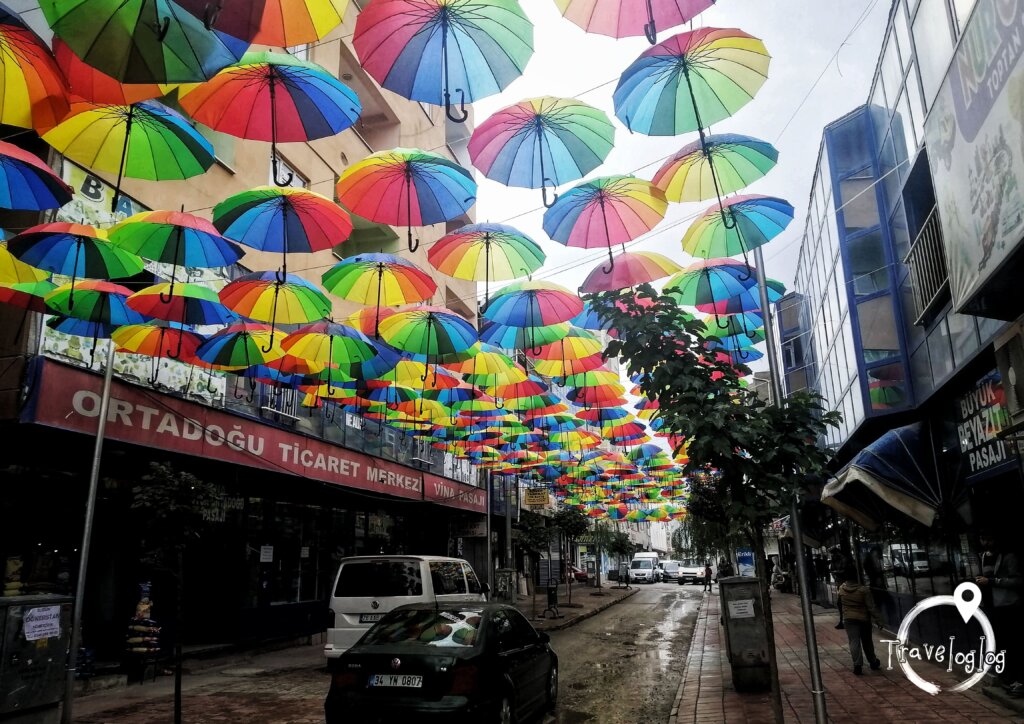 ドゥバヤジット：街を散策・カラフルな傘
