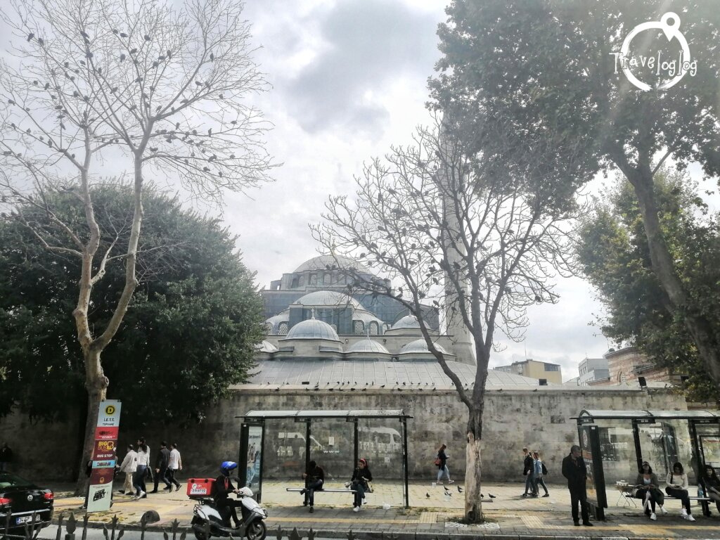 イスタンブール：バス停とモスク