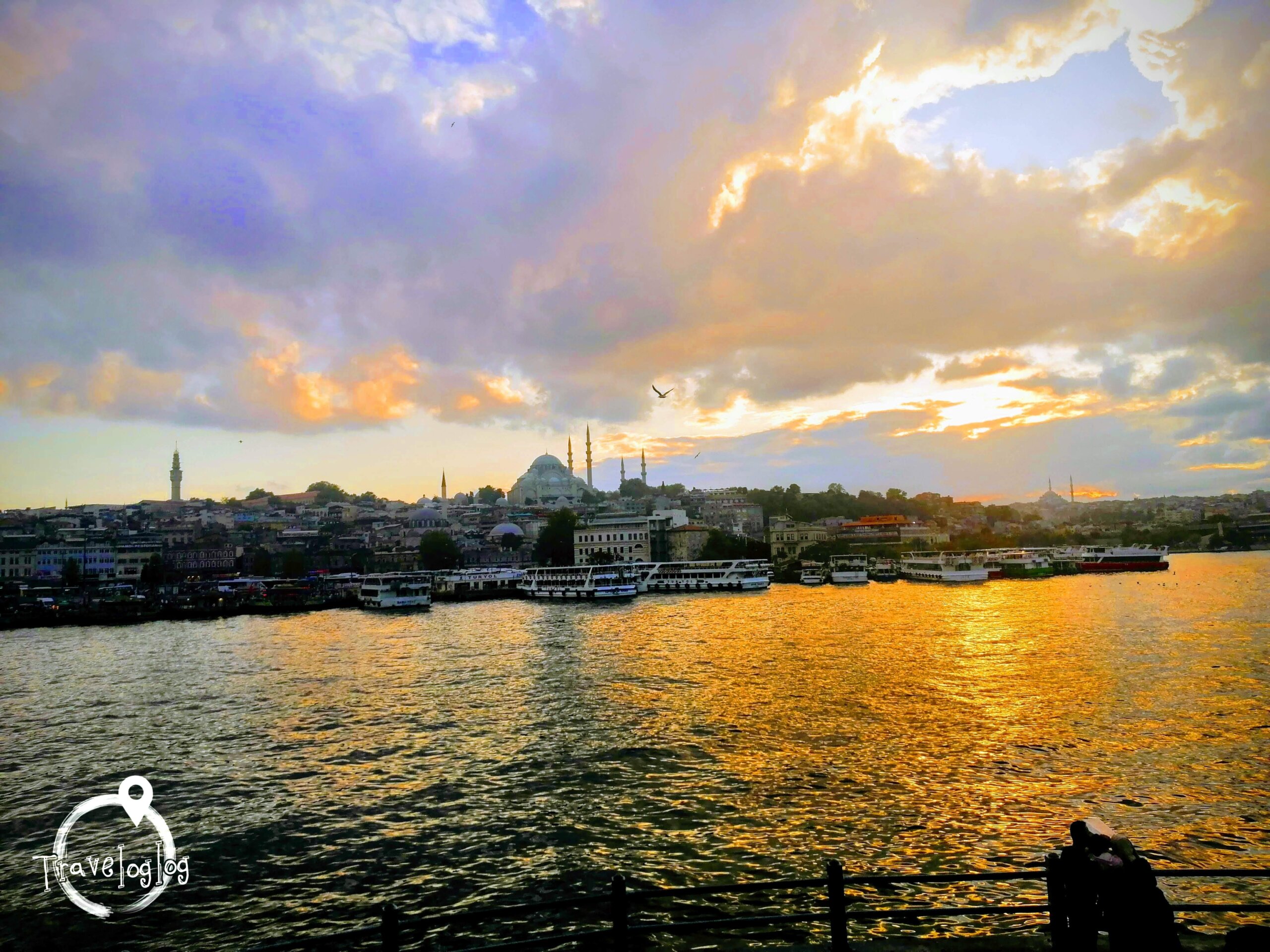 イスタンブール：夕焼けと川とモスク
