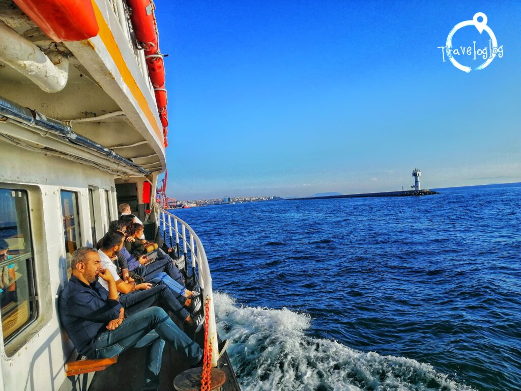 イスタンブール：川を渡る船