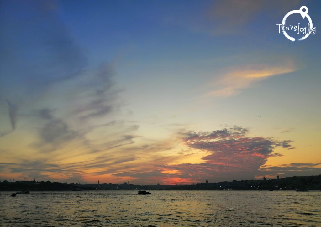 イスタンブール：夕日と雲と船
