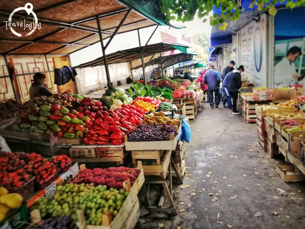 モルドバ：野菜たっぷり道端市場