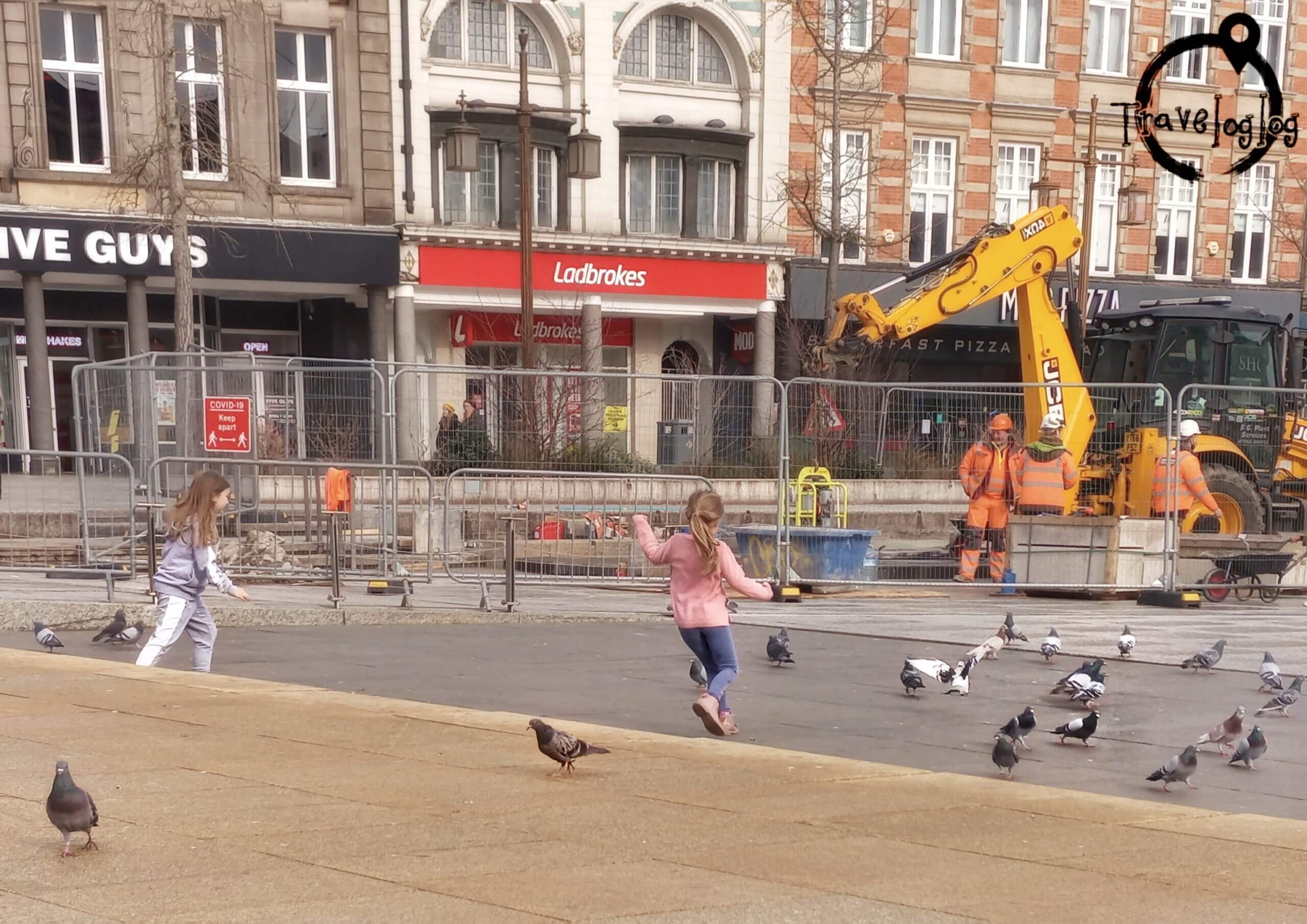 イギリス：鳩と遊ぶ少女たち