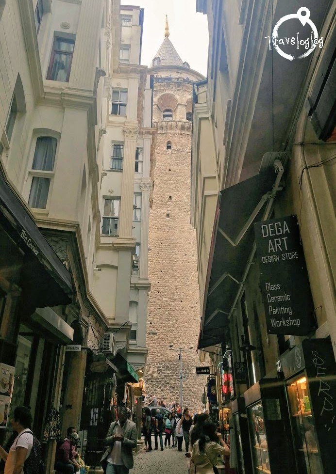 イスタンブール：ガラタ塔を見上げる