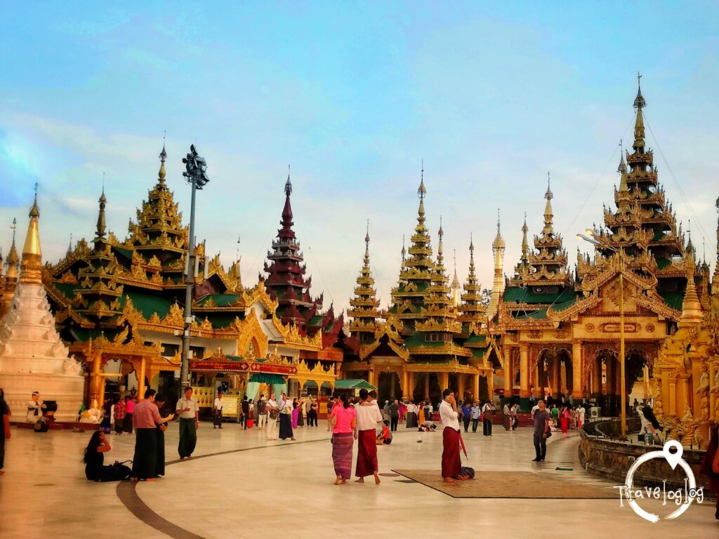 ミャンマー：ヤンゴン：シェダゴンパゴダの周りの仏塔