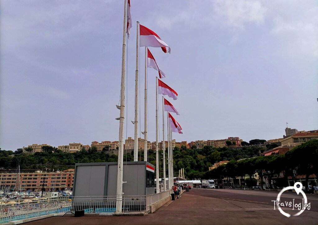 モナコ：一列に並んだ国旗