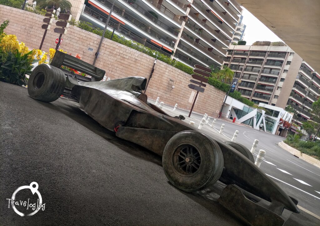 モナコ：レーシングカーの銅像