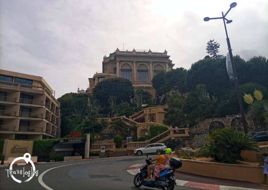 モナコ：ヘアピンカーブを行く二人乗りバイク