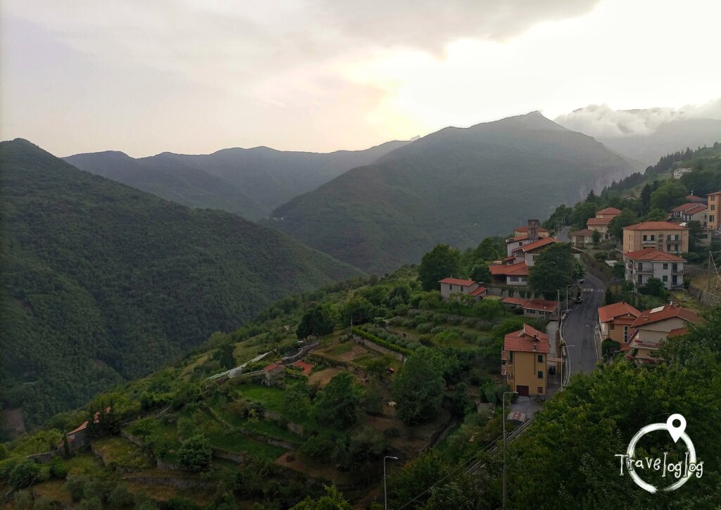 イタリア：トリオラ：夕焼けの村の眺め
