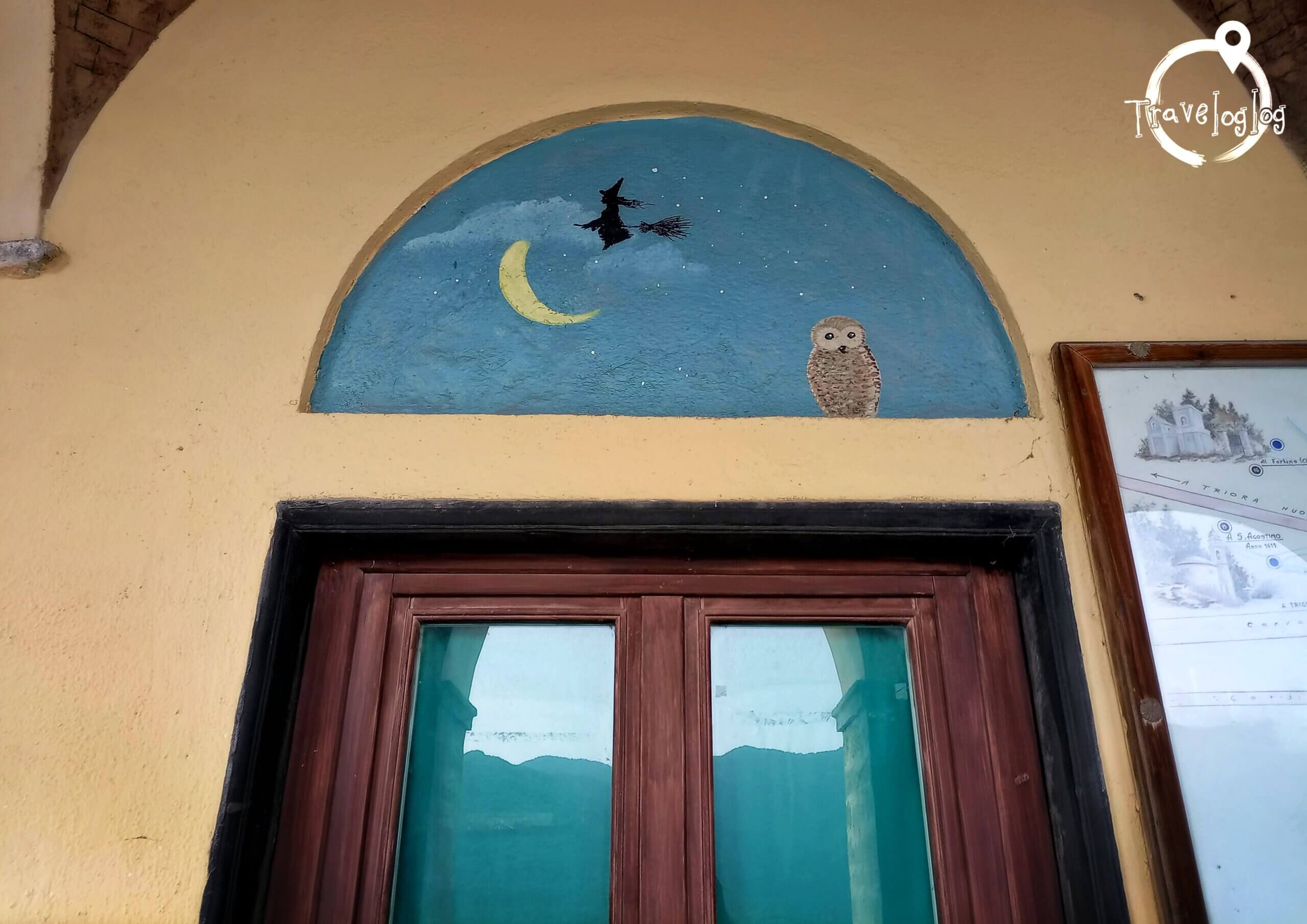 イタリア：トリオラ：魔女の絵のルネット・ドア