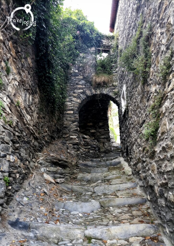 イタリア：トリオラ：石畳の階段