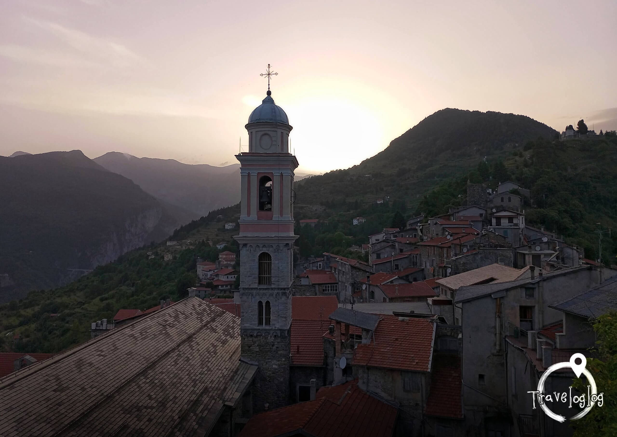 イタリア：トリオラ：山の上の街並み・夕暮れ