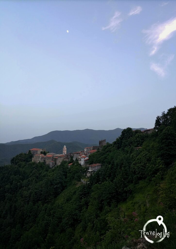 イタリア：トリオラ：村の全景と昼の月