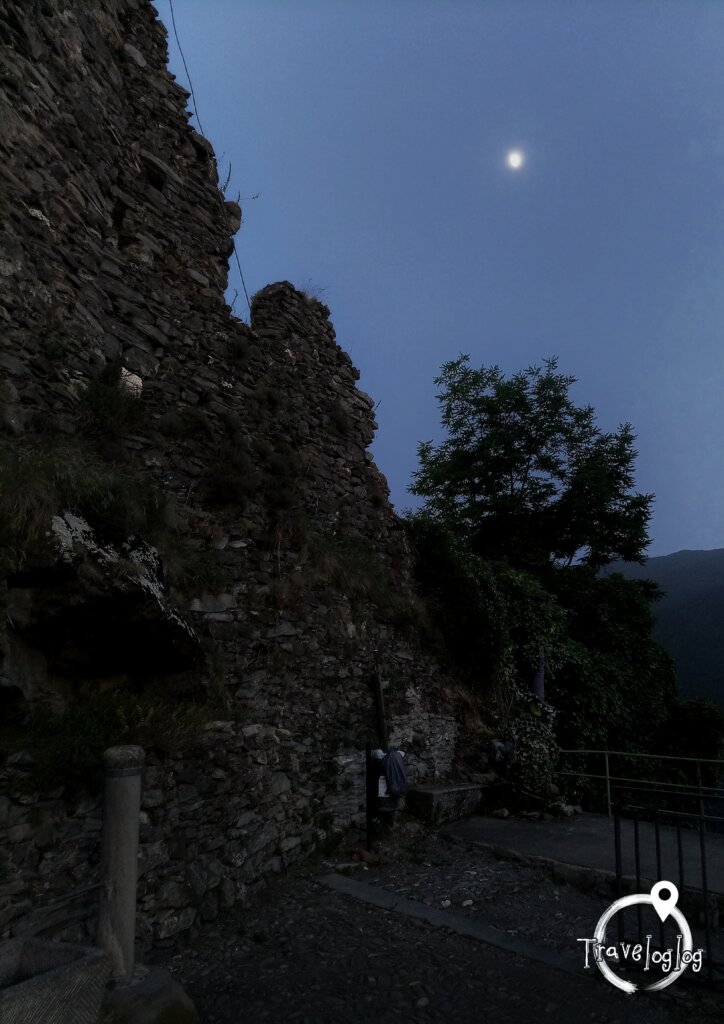 イタリア：トリオラ：月と石壁