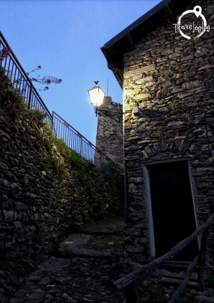 イタリア：トリオラ：夜の街灯
