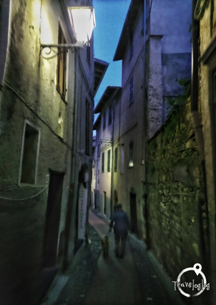 イタリア：トリオラ：暗闇を散歩する女性