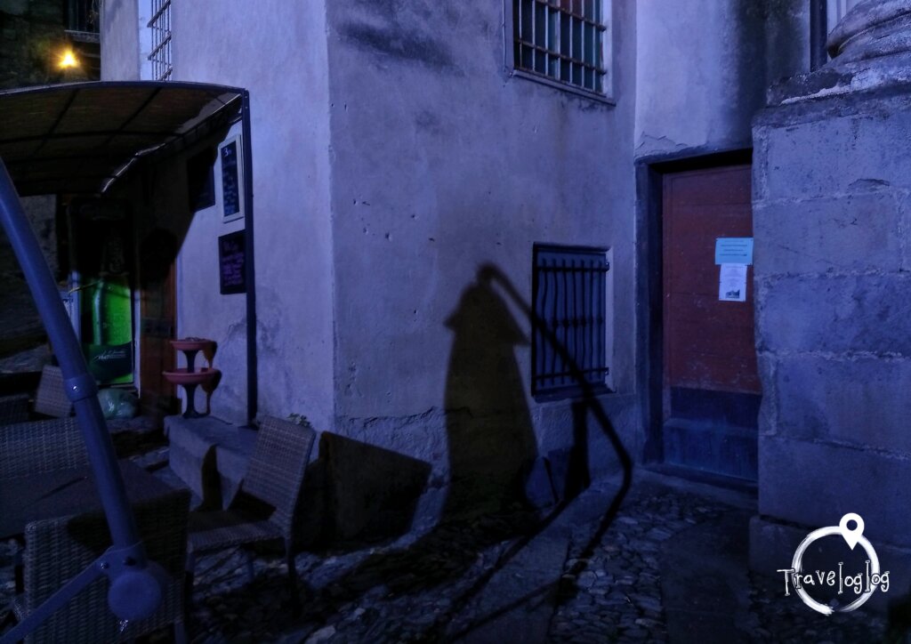 イタリア：トリオラ：暗闇の魔女の影