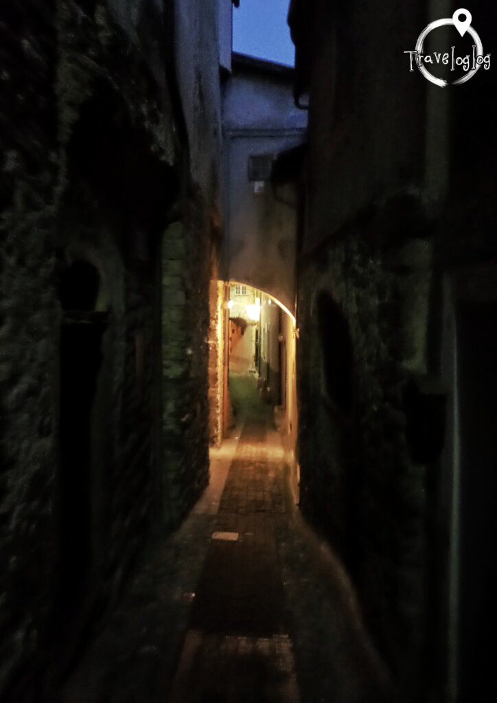 イタリア：トリオラ：暗闇の街並み３