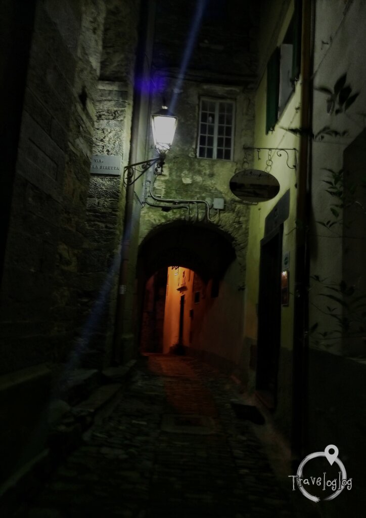 イタリア：トリオラ：暗闇の街並み２