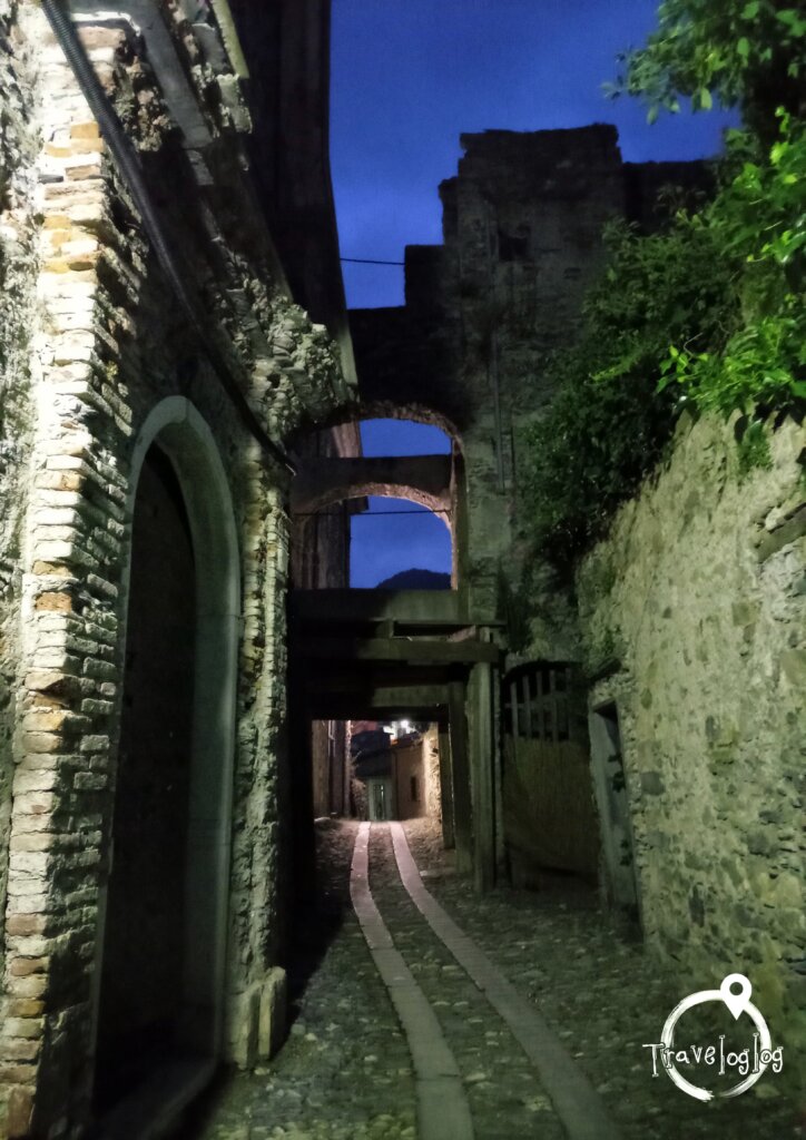 イタリア：トリオラ：暗闇の街並み
