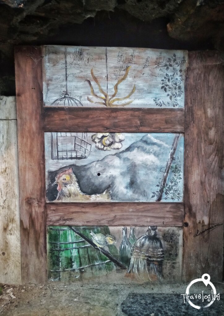 イタリア：トリオラ：鶏と箒の描かれたドア