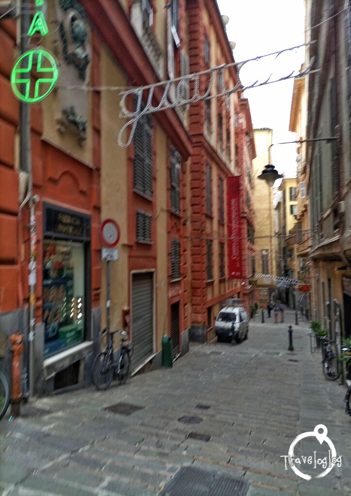 イタリア：ジェノバ：薬局の電光掲示板