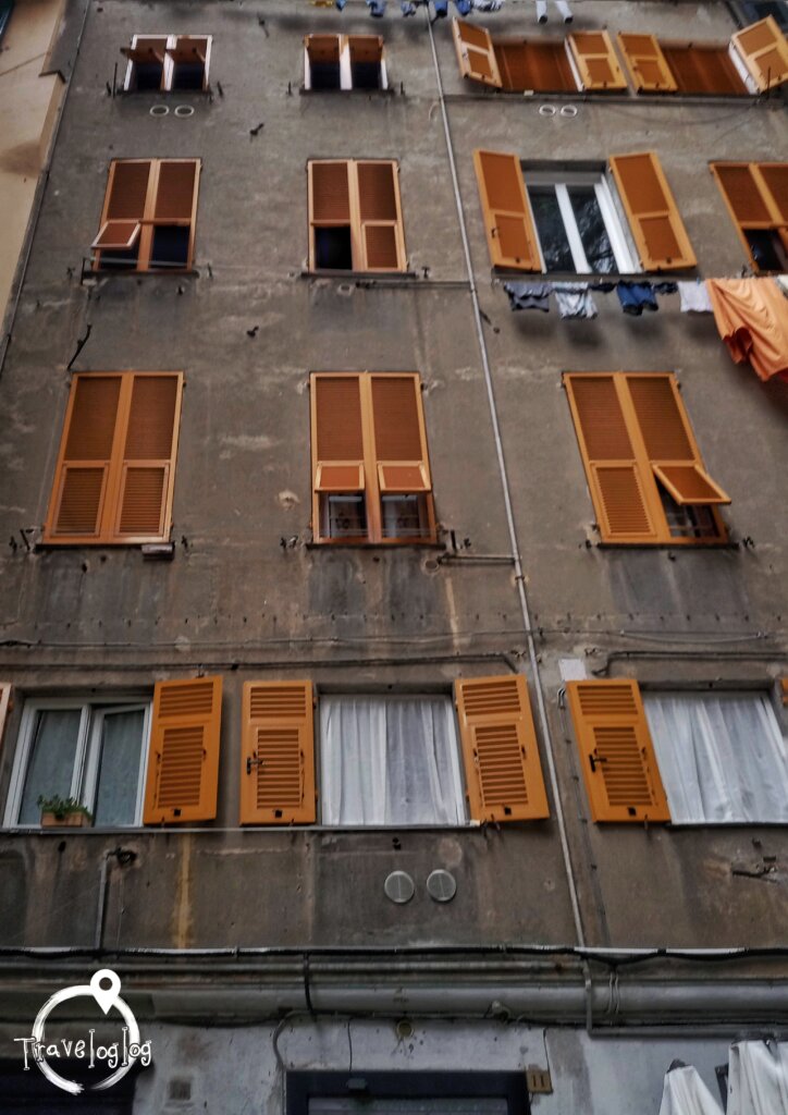 イタリア：ジェノバ：窓と雨戸