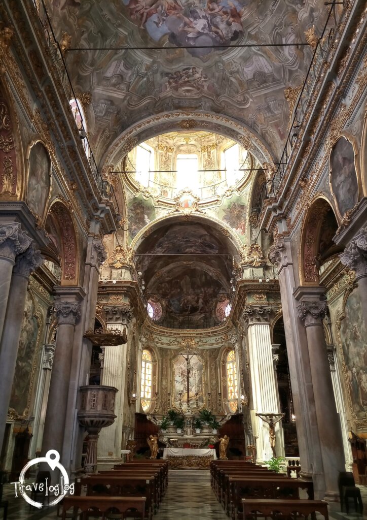 イタリア：ジェノバ：教会のイタリア風の内装