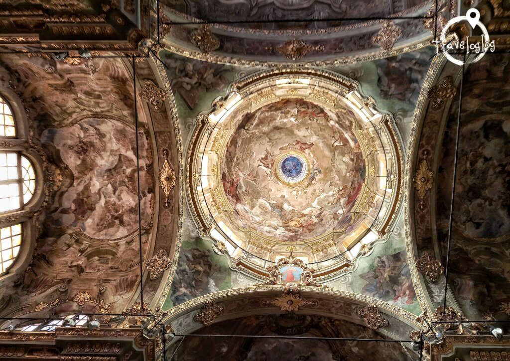イタリア：ジェノバ：教会の天井