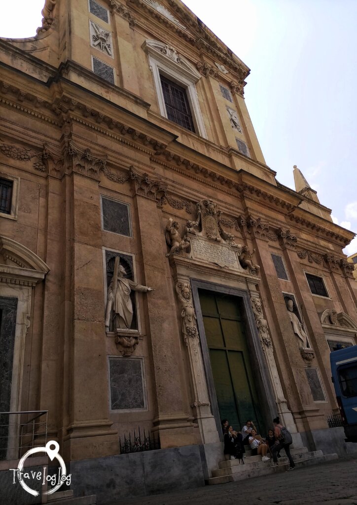 イタリア：ジェノバ：教会前に屯する若者
