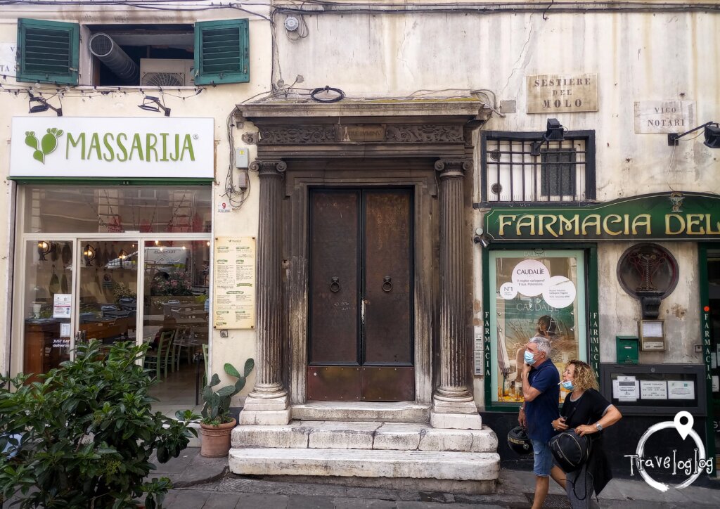 イタリア：ジェノバ：お店に挟まれた古い扉