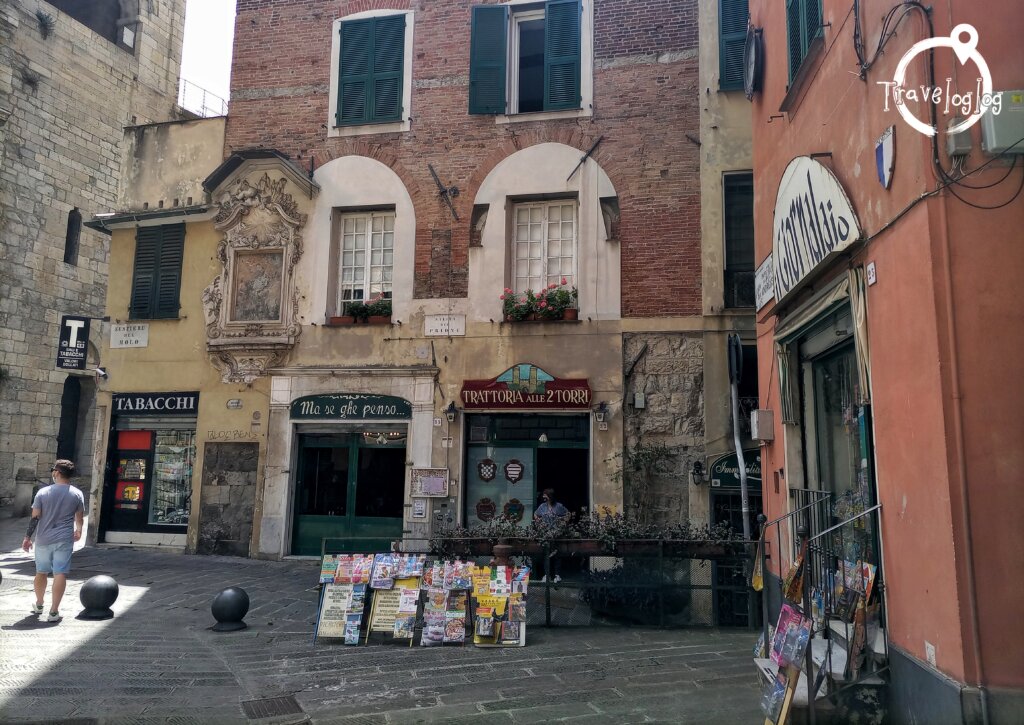 イタリア：ジェノバ：路地で本売るおじさん
