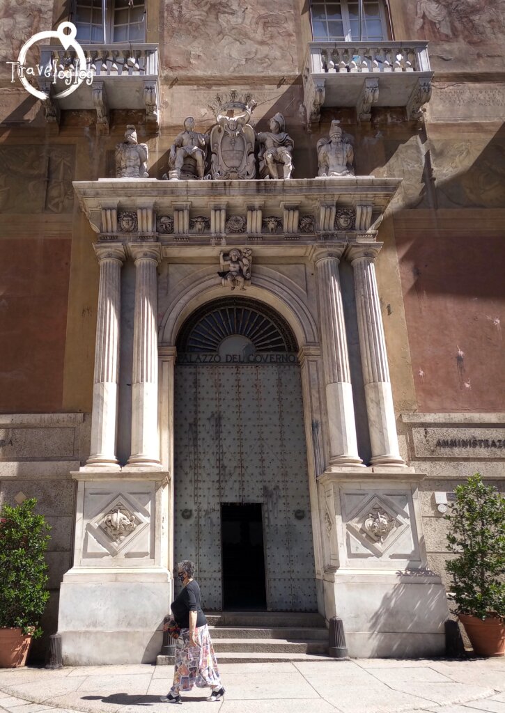 イタリア：ジェノバ：大きくて小さな扉