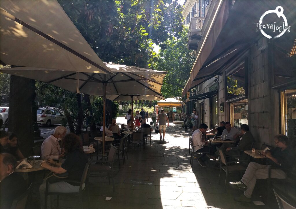 イタリア：ジェノバ：木漏れ日のカフェ