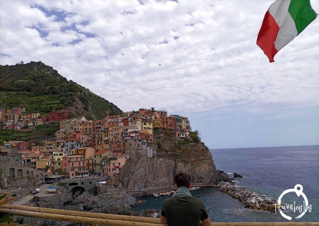 イタリア：マナローラ：国旗と男性