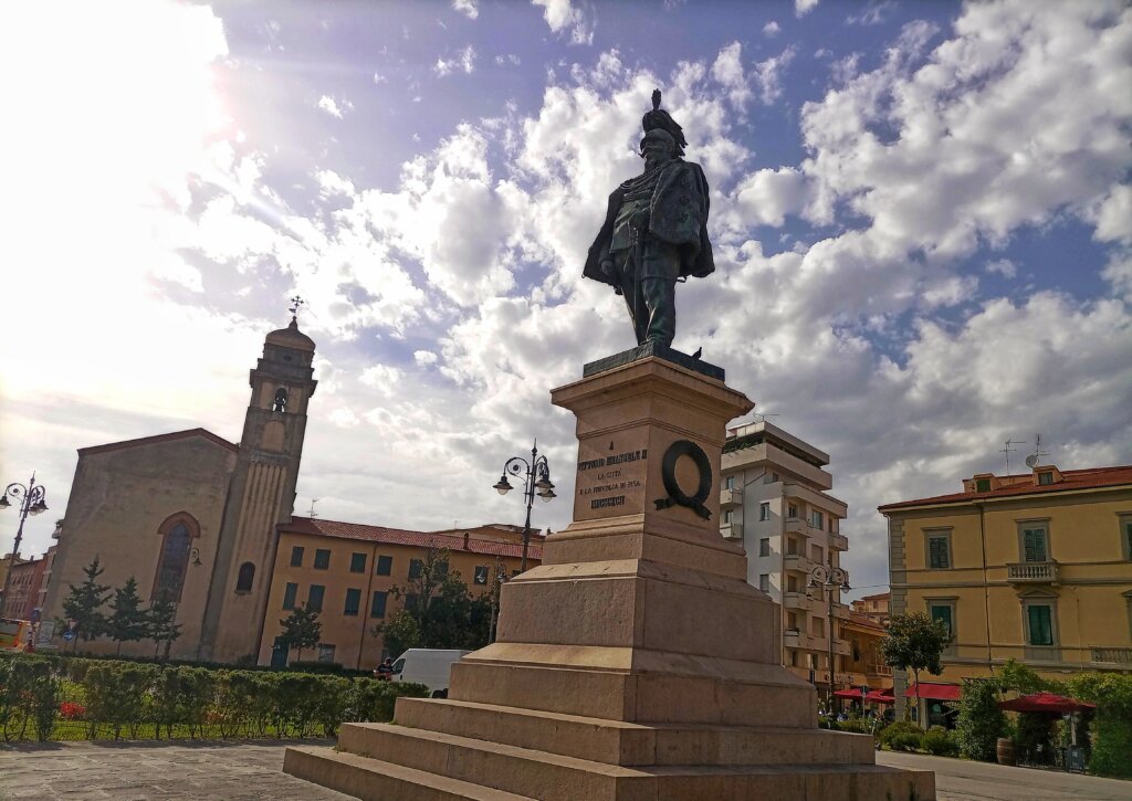 イタリア：ピサ：広場の銅像