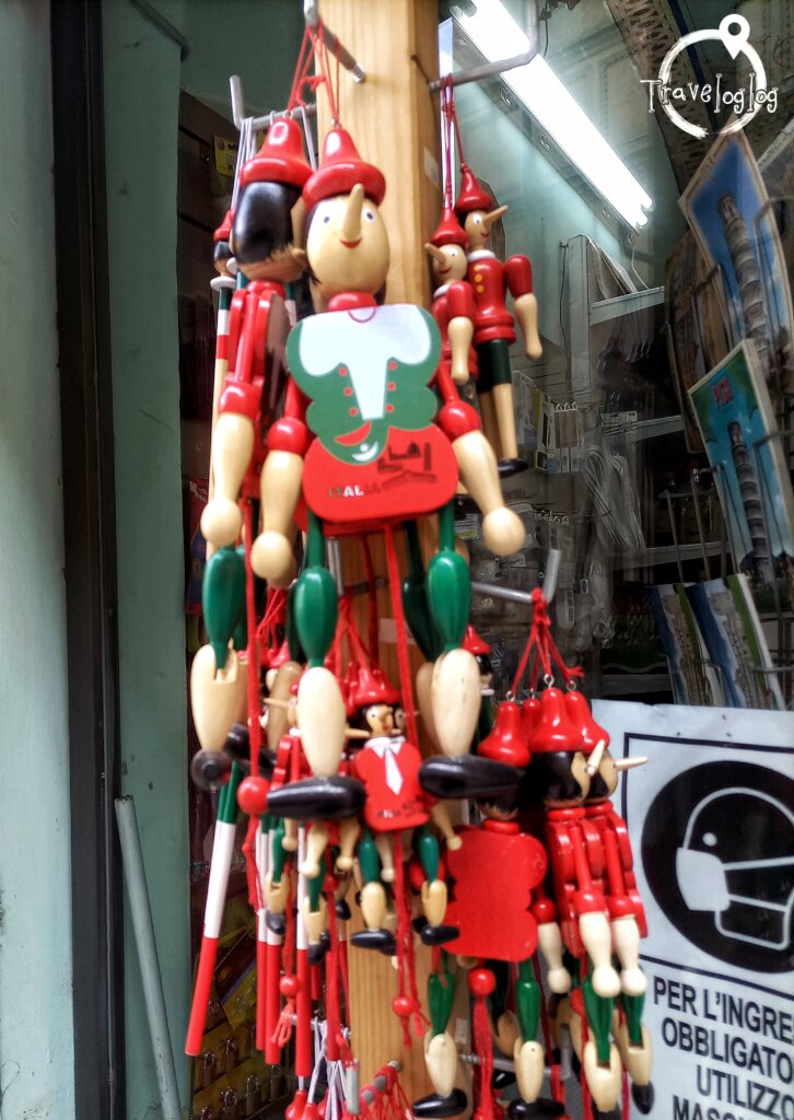 イタリア：ピサ：土産物屋さんのピノキオ人形