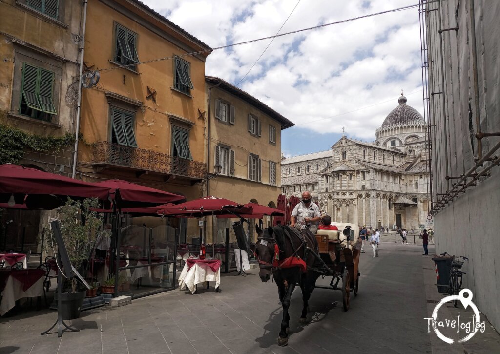 イタリア：ピサ：大聖堂と馬車