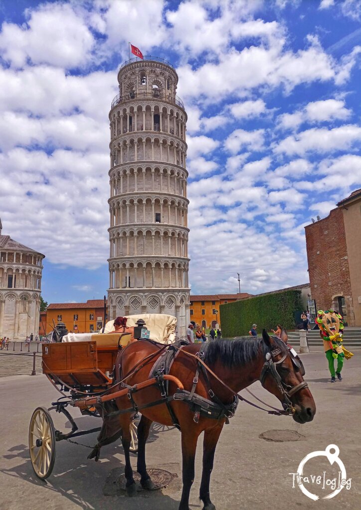イタリア：ピサ：斜塔と馬車
