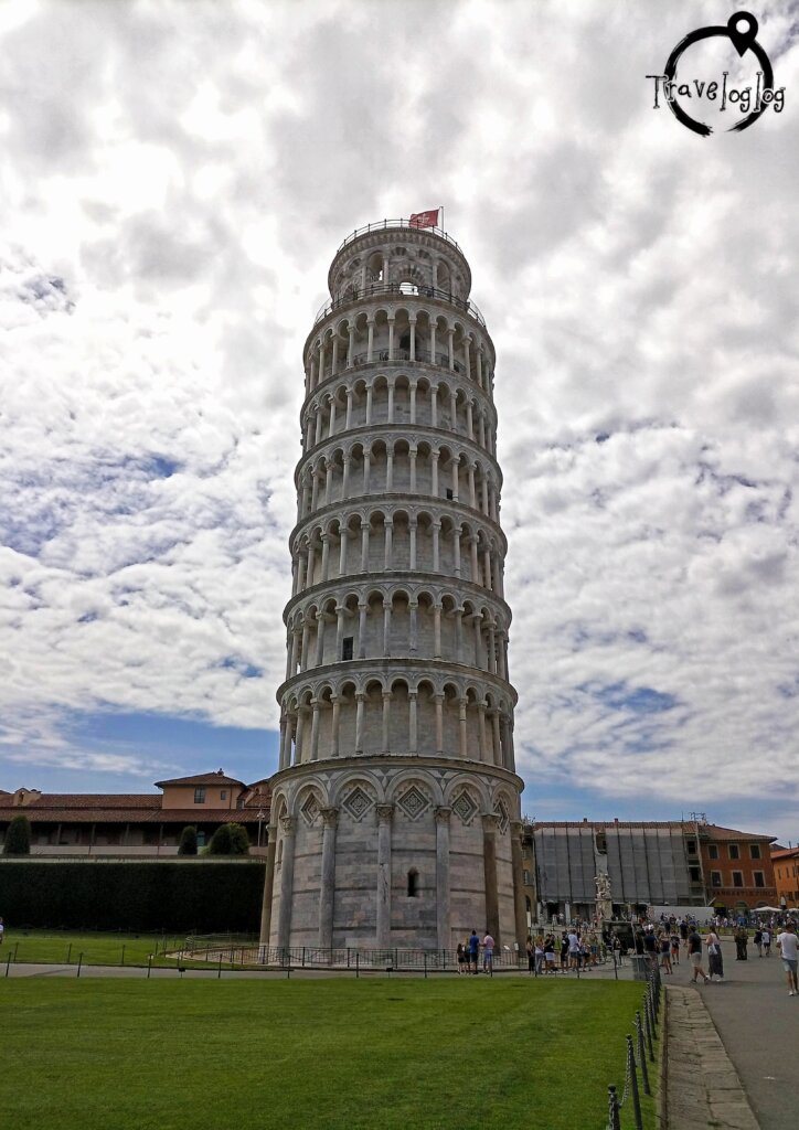 イタリア：ピサ：真っすぐ立っているように見える斜塔