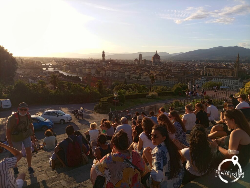 イタリア：フィレンツェ：夕陽を眺める人々