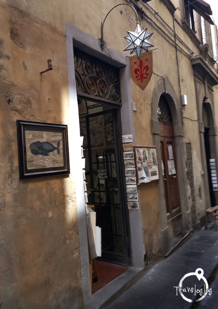 イタリア：フィレンツェ：古書店のクジラ