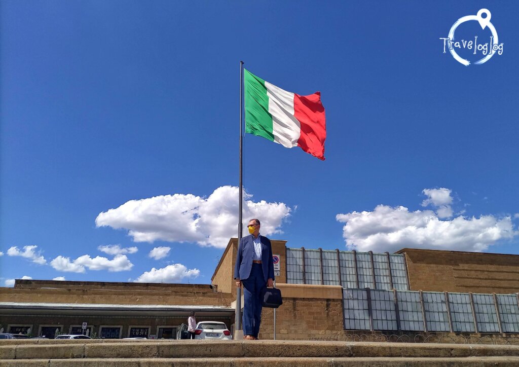イタリア：フィレンツェ：国旗と渋いおじさん