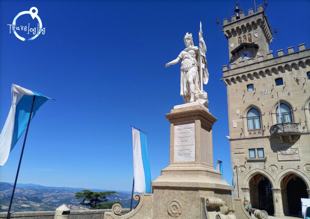 サンマリノ：広場の石像