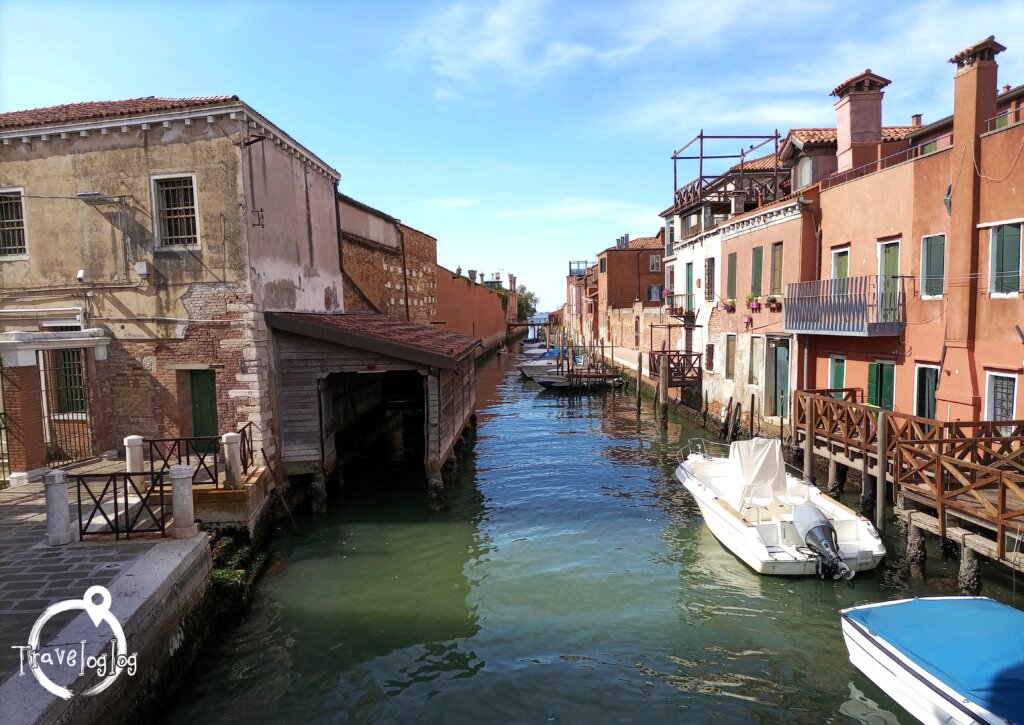 ベネチア：青空と水路